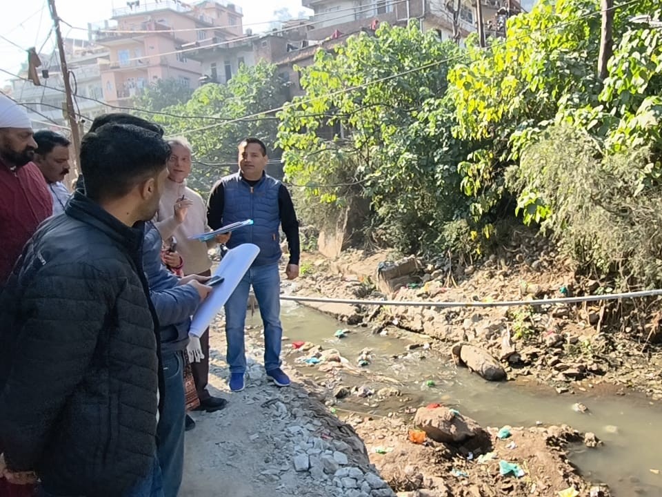 मंडी में इंडोर स्टेडियम को लेकर अफसरों से बात करते विधायक अनिल शर्मा।