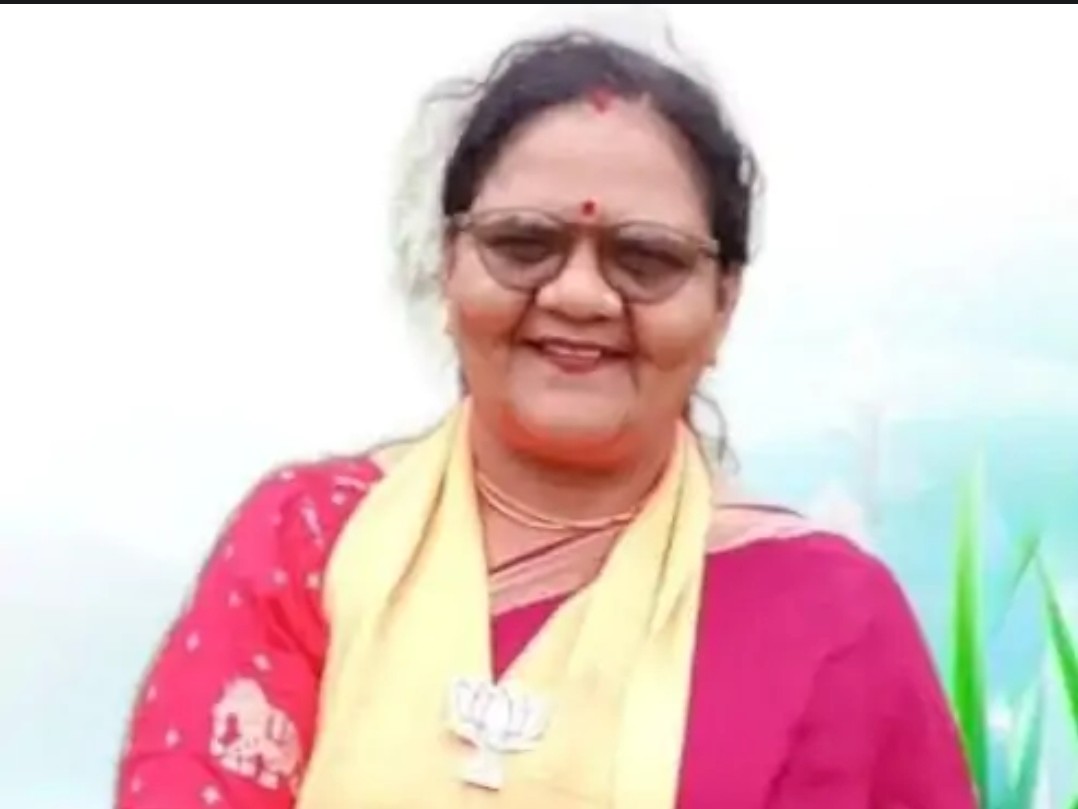 भाजपा महिला मोर्चा जिलाध्यक्ष को AK-47 से उड़ाने की धमकी:  साधना तिवारी की शिकायत पर FIR, आरोपी की गिरफ्तारी के लिए पुलिस दे रही दबिश – Mainpuri News