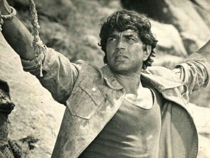 फिल्म शोले में धर्मेंद्र ने वीरू का किरदार निभाया था।