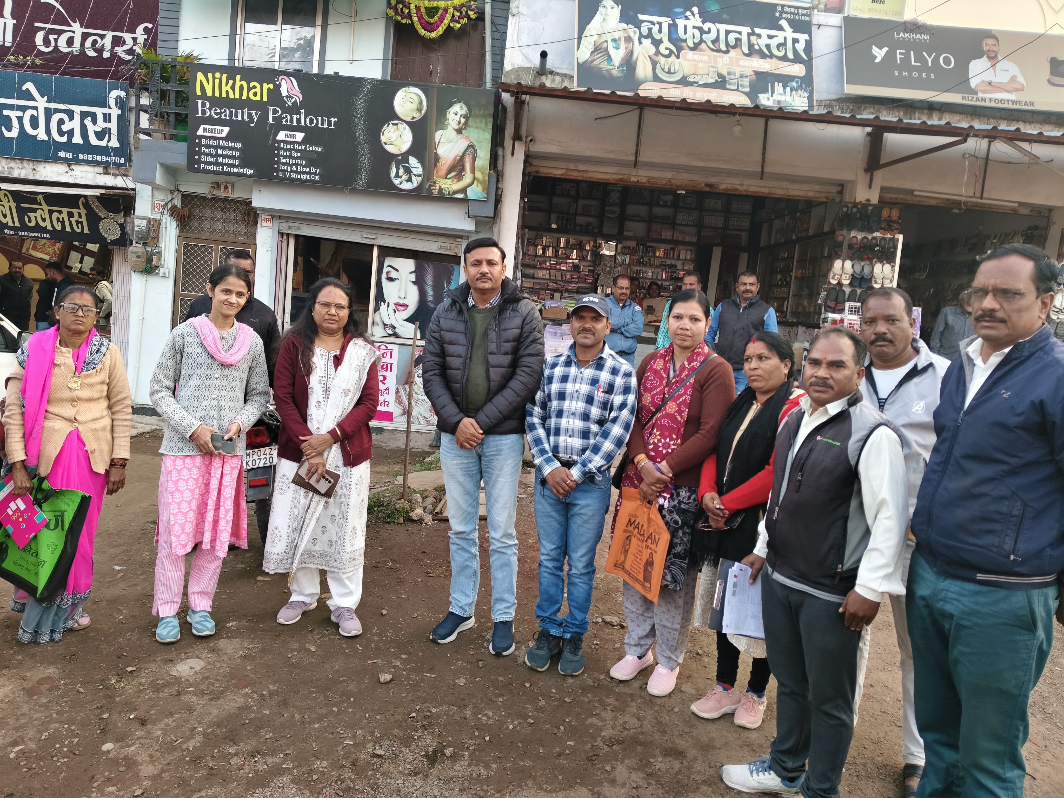 BLOs ने घर-घर जाकर मतदाता विवरणों का सत्यापन किया।