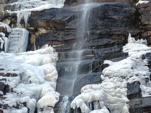 उत्तराखंड: बद्रीनाथ में सोमवार को कई झरनों में पानी जम गया।