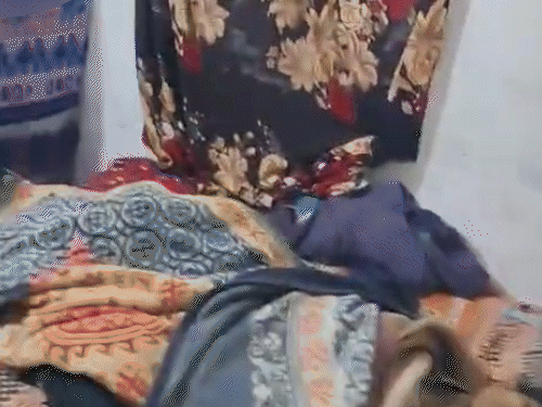 पति की लाश पंखे से लटकी हुई थी। दीवार पर लिपस्टिक से नोट लिखा हुआ मिला।