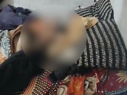 पत्नी की लाश बिस्तर पर पड़ी हुई थी। आशंका है कि पति ने उसकी हत्या की है।