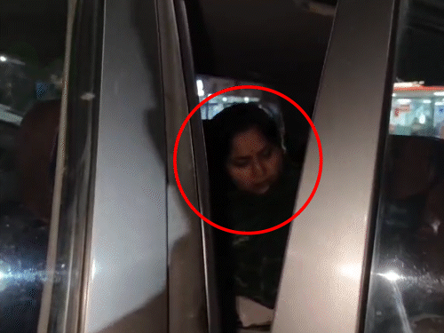 शव जौनपुर ले जाने के दौरान अफसरों ने विपिन की पत्नी सीमा यादव को अपने साथ बैठाया।