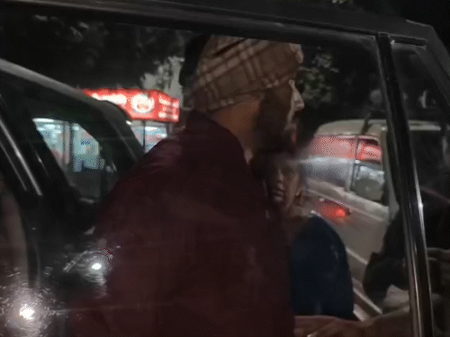 चाचा विपिन का शव लेने जौनपुर से उनका भतीजा भी पहुंचा।