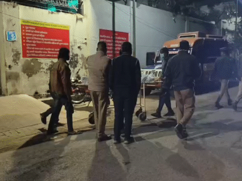 विपिन के शव को पोस्टमॉर्टम के बाद एंबुलेंस से जौनपुर ले जाया गया।