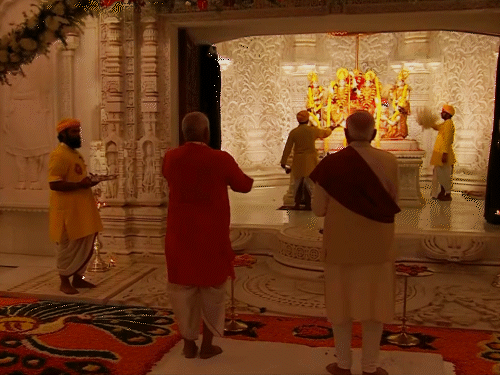 पीएम मोदी ने मोहन भागवत के साथ पहली बार राम दरबार में पूजा की और आरती उतारी।