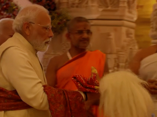 PM रामलला के लिए दिल्ली से वस्त्र और चंवर लेकर पहुंचे थे। उन्होंने पुजारियों को वस्त्र और चंवर भेंट किए।