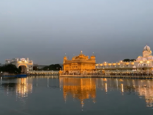 अमृतसर में स्थित गोल्डन टेंपल।
