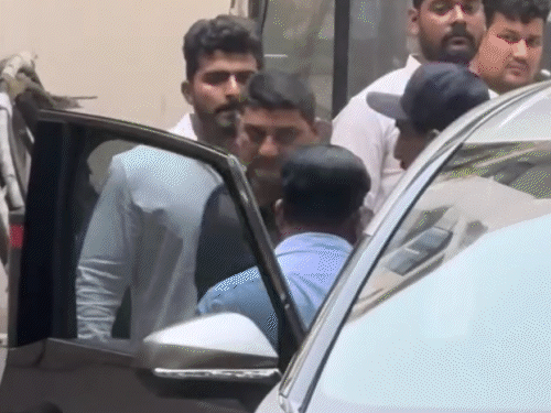 रणबीर कपूर और आलिया भट्ट ने मंगलवार को देओल फैमिली से मुलाकात की थी।