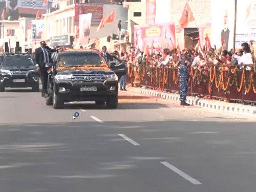 PM मोदी ने साकेत कॉलेज से रामजन्मभूमि तक डेढ़ किमी का रोड शो किया। इस दौरान छात्रों ने काफिले पर फूल बरसाए।