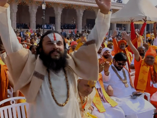 धर्मध्वजा मंदिर के शिखर पर फहरते ही परिसर में मौजूद हजारों संतों ने जय श्रीराम के नारे लगाए।