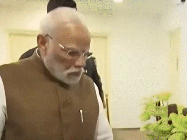 कर्नल राठौड़ ने कहा- प्रधानमंत्री नरेंद्र मोदी और मुख्यमंत्री भजनलाल शर्मा के नेतृत्व में राजस्थान ने 'न्यूनतम सरकार, अधिकतम शासन' और 'अधिकतम पारदर्शिता, अधिकतम विश्वास' के सिद्धांतों को साकार किया है।