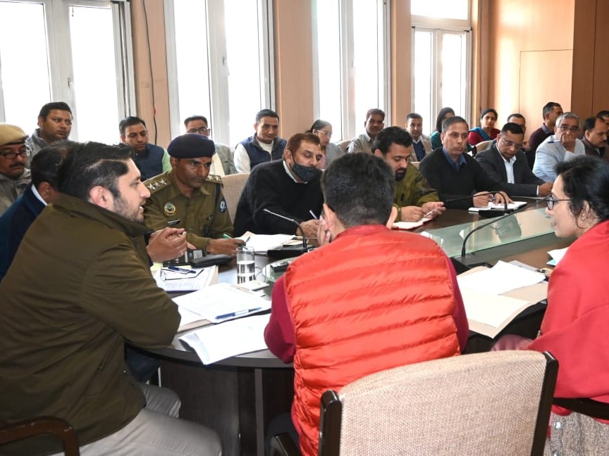 बैठक के दौरान अधिकारियों से चर्चा करते हुए डीसी अपूर्व देवगन।