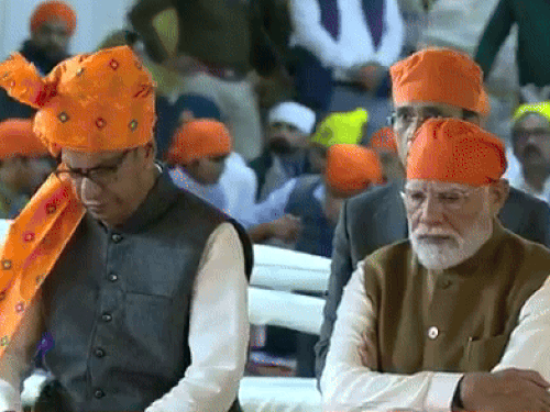 समागम में कीर्तन सुनते हुए पीएम मोदी