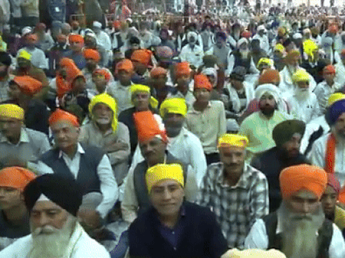 समागम में मौजूद लोगों की भीड़।