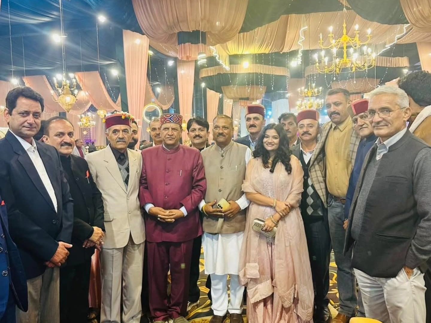 शादी के दौरान फोटो कराते