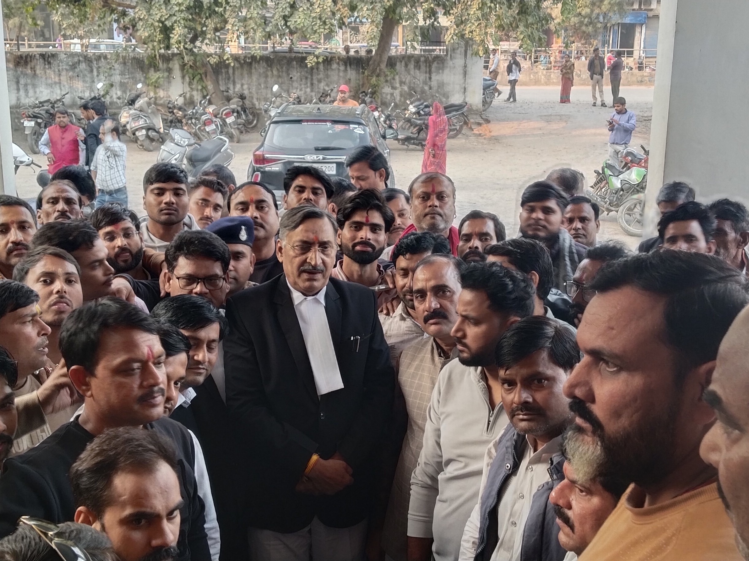 ब्राह्मण समाज की मांग है कि संतोष वर्मा के खिलाफ तत्काल एफआईआर दर्ज की जाए।