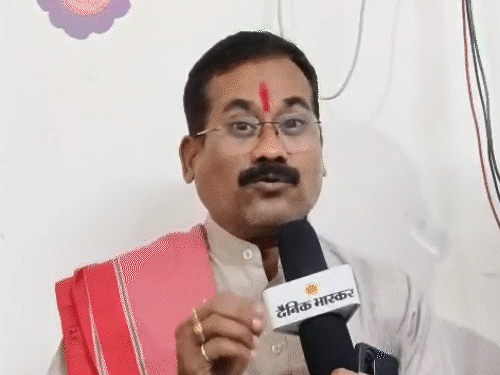 तस्वीर कुछ दिन पहले की है जब अमित बघेल की तलाश में पुलिस ने रायपुर में उसके परिचितों के घर दबिश दी थी।