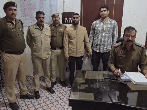आरोपी को हिरासत में लेती पुलिस।