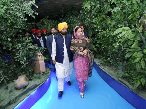 सीएम भगवंत मान पत्नी सहित भाई जैता जी म्यूजियम में चित्रों को देखते हुए।