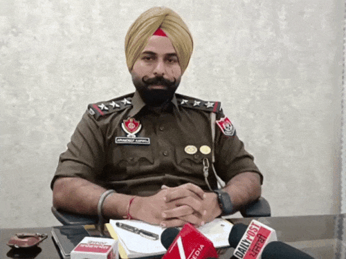 मटौर थाने के एसएचओ मामले की जानकारी देते हुए।