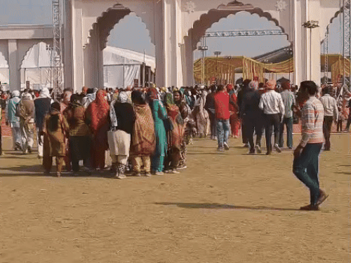 कुरुक्षेत्र में श्री गुरु तेग बहादुर जी के 350वें शहीदी दिवस के समागम कार्यक्रम में पहुंचे लोग।