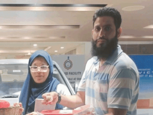 इस तस्वीर में शाहीन सईद और मुजम्मिल हैं। सितंबर में जब शाहीन ने नई ब्रेजा गाड़ी ली तो मुजम्मिल डिलीवरी लेने के लिए साथ गया था।