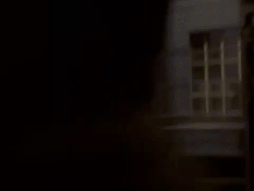 घटना स्थल पर पहुंच आग बुझाते फायर कर्मी। - Dainik Bhaskar