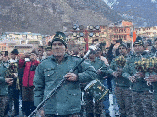 गढ़वाल स्काउट्स ने पारंपरिक धुन बजाई।