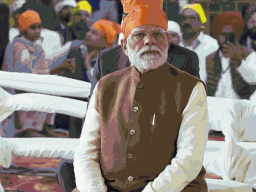 श्री गुरु तेग बहादुर जी के 350वें शहीदी दिवस पर हो रहे समागम में पीएम मोदी जमीन पर बैठे। गुरु ग्रंथ साहिब मंच से करीब ढाई फुट ऊपर विराजमान थे।