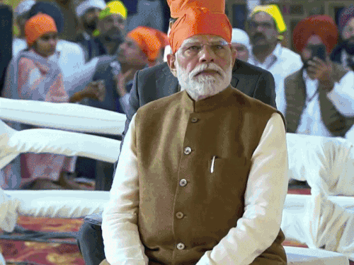 श्री गुरु तेग बहादुर जी के 350वें शहीदी दिवस पर हो रहे समागम में PM मोदी जमीन पर बैठे।