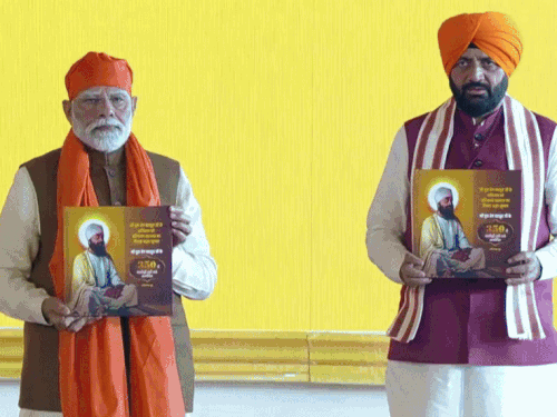 PM ने श्री गुरु तेग बहादुर जी को समर्पित किताब का विमोचन किया और सिक्का भी रिलीज किया।