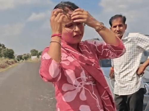 सीकर में खराब सड़क को लेकर पीडब्लूडी विभाग की एईएन मेघा से सवाल किया तो पीछा छुड़ाने लगीं।