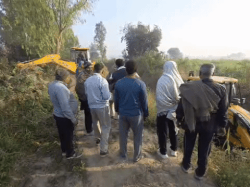 नहर टूटने के बाद मौके पर पहुंचे किसान।