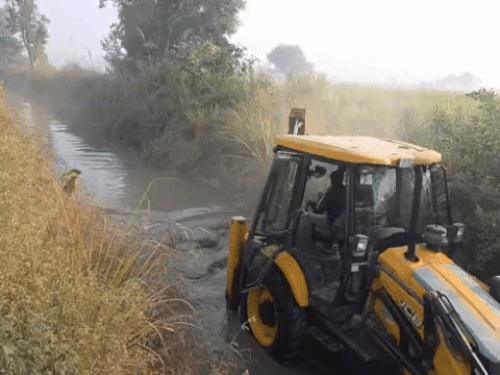 सुबह 6 बजे नहर टूटने की सूचना मिली तो किसान तुरंत मौके पर पहुंचे।