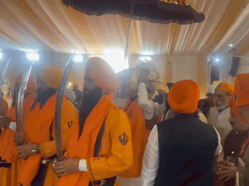 पंज प्यारों की अगुवाई में सीएम नायब सैनी श्री गुरु ग्रंथ साहिब को सिर पर रखकर पंडाल में लेकर आए।