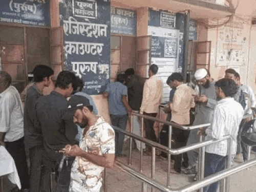 बीडीके अस्पताल में पर्ची कटवाते मरीज(