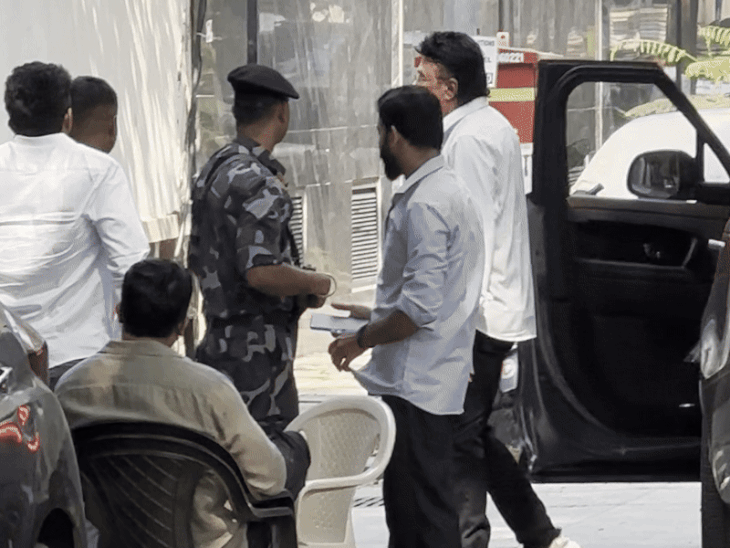 अनु मलिक मंगलवार सुबह धर्मेंद्र के बंगले पहुंचे थे।