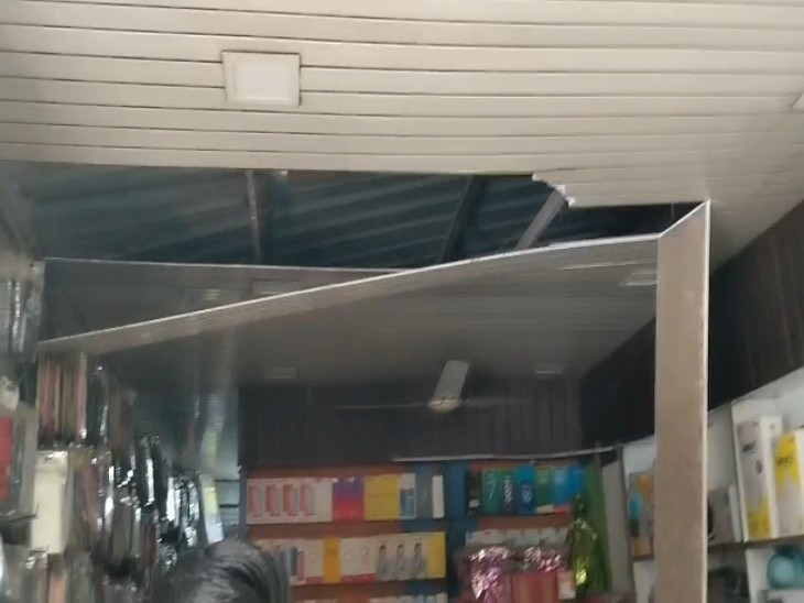 डेलीनिड्स की दुकान से 10-15 हजार रुपए का सामान चोरी कर लिया।