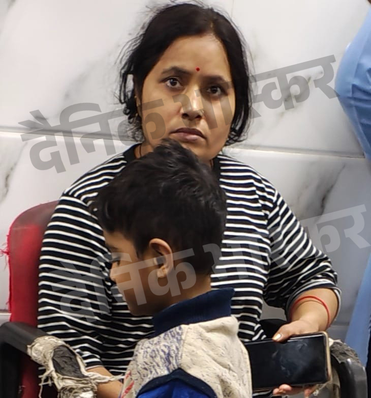 यह BLO की पत्नी सीमा यादव और उनका बेटा है। पत्नी ने ही वीडियो बनाकर जारी किया है।
