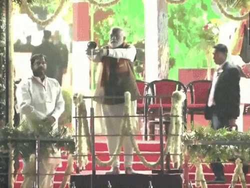 PM Modi offering arghya at Brahma Sarovar amid chanting of mantras