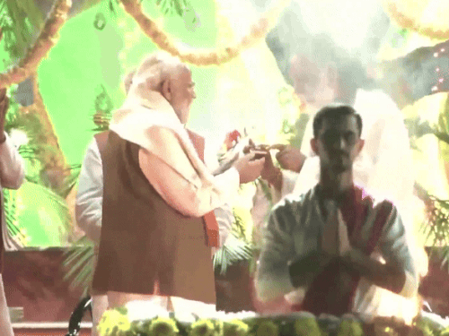 PM Modi accepting saint's greeting after offering Arghya