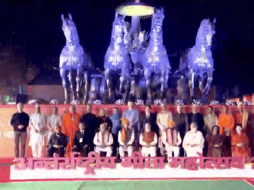 During the International Gita Festival, CM Nayab Saini, Union Minister Manohar Lal Khattar and other leaders and intellectuals got photographed with PM Modi