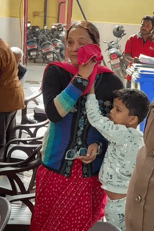 BLO शिप्रा मौर्या को चुप कराता हुआ उनका साढ़े 3 साल का बेटा।