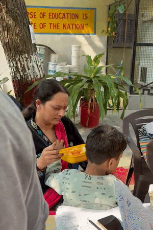 बीएलओ शिप्रा मौर्या की गोद में उनका बेटा। बेटे को फल खिलाने के दौरान वह लगातार रोती रहीं।