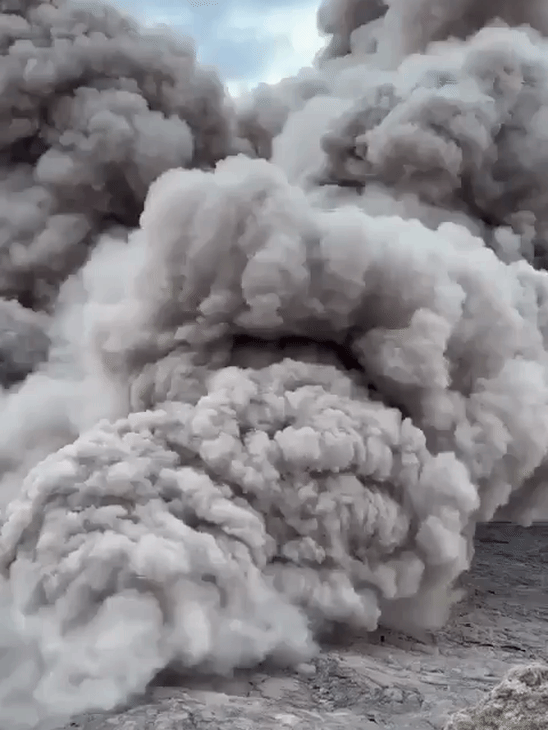 The ash released from the volcano spread several kilometers into the sky. (Photo-Social Media)