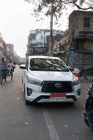 बैंक के बाहर खड़ी आयकर अफसरों की गाड़ी।