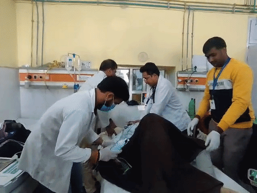 गोंडा के मेडिकल कॉलेज में हालत बिगड़ने पर BLO विपिन यादव को सीपीआर दिया गया। लेकिन, उनकी लखनऊ में मौत हो गई।