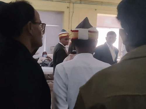 BLO का हाल जानने के लिए डीएम और सीएमओ भी गोंडा मेडिकल कॉलेज पहुंचे थे।